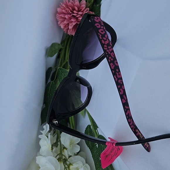 BETSEY JOHNSON LARGE SUNGLASSES - Picture 3 of 4